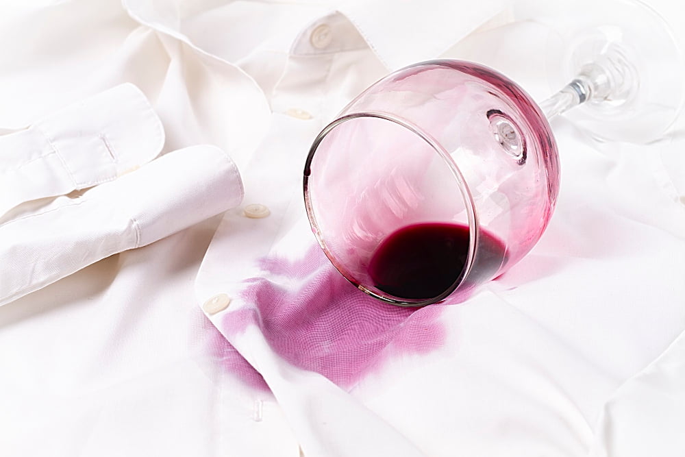 Cum să îndepărtezi petele de vin roșu de pe haine