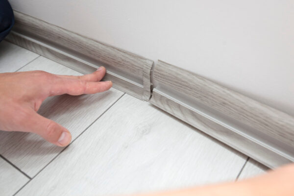 Montare plintă laminat lângă perete interior