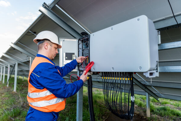 Tehnician verifică instalația electrică a panourilor solare