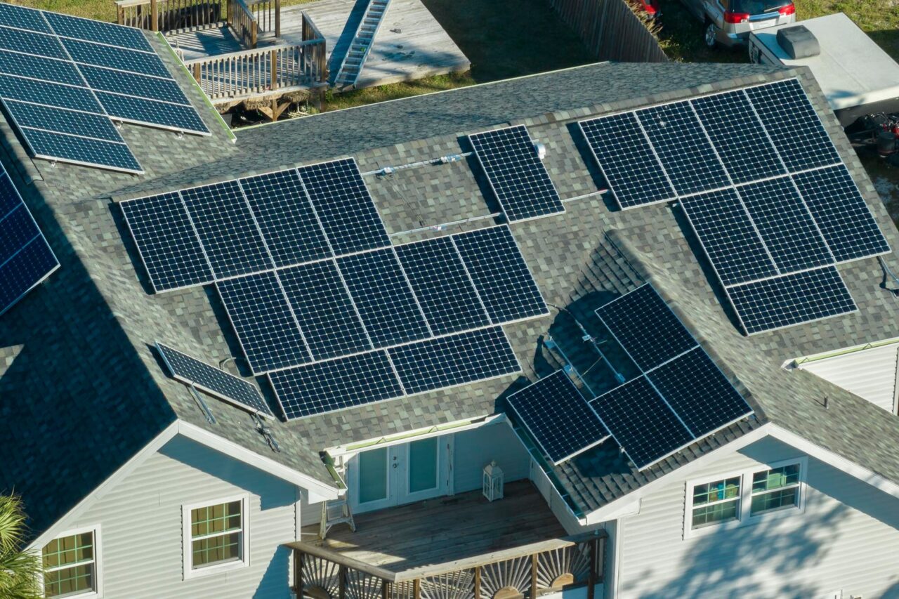 Sistem fotovoltaic de 6 kW: câte panouri sunt necesare și cât poate produce
