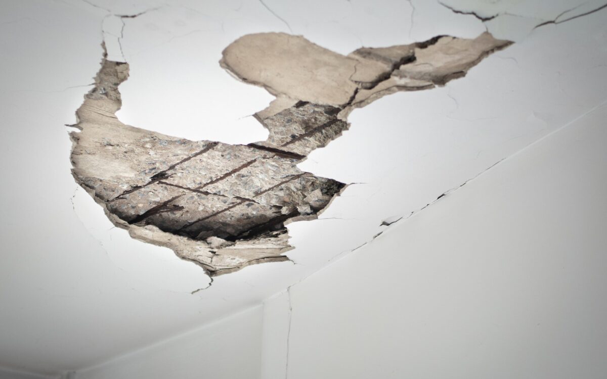 Fisuri în pereți: când sunt superficiale și când pot indica o problemă serioasă