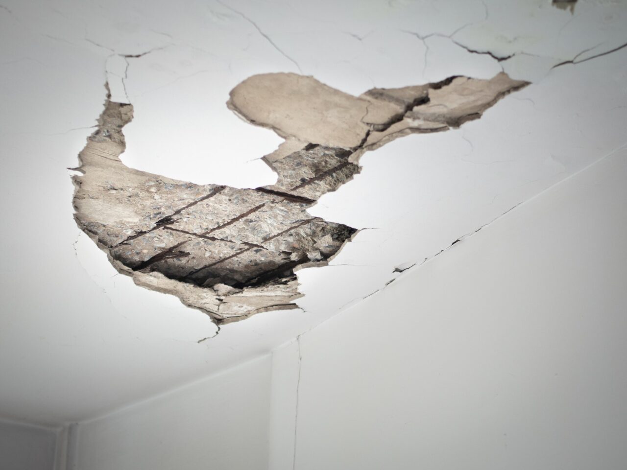 Fisuri în pereți: când sunt superficiale și când pot indica o problemă serioasă