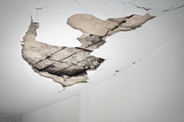 Fisuri în pereți: când sunt superficiale și când pot indica o problemă serioasă