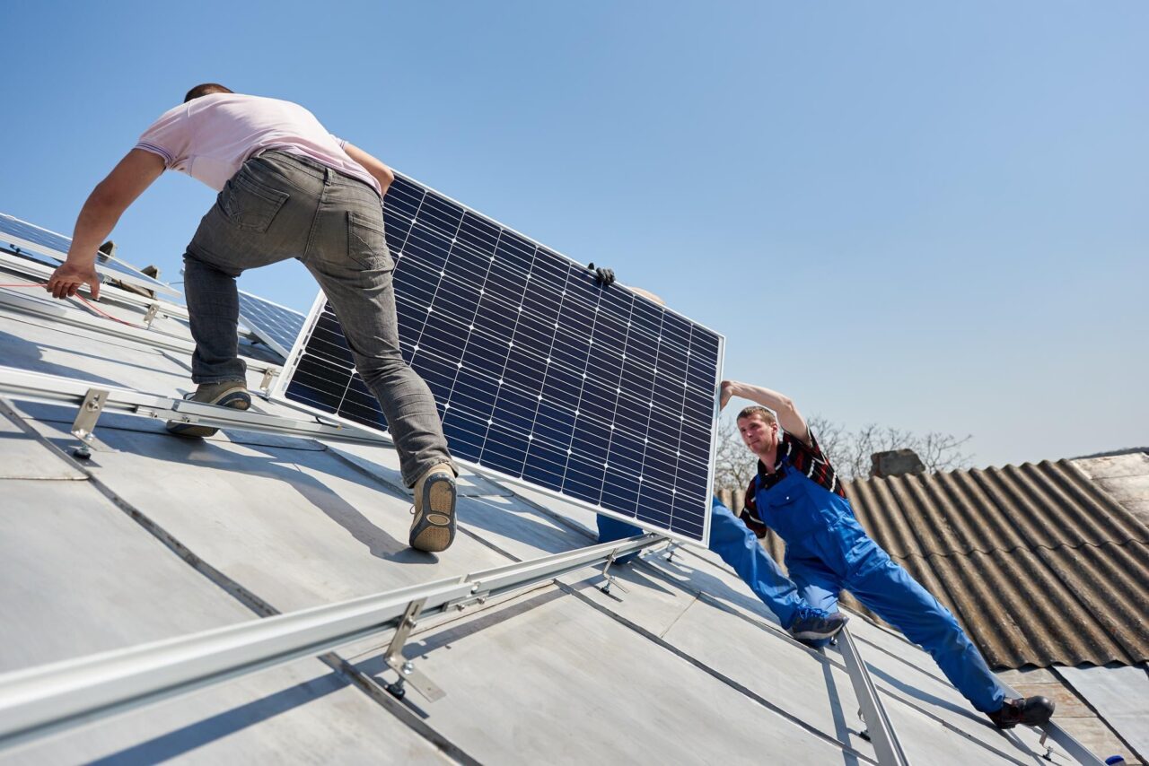 Panouri fotovoltaice pe acoperiș din tablă: ce sistem de prindere se folosește