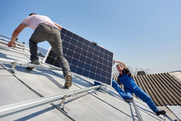 Panouri fotovoltaice pe acoperiș din tablă: ce sistem de prindere se folosește