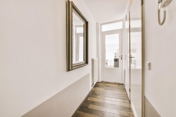 Cum să folosești oglinzile pentru a mări vizual holul