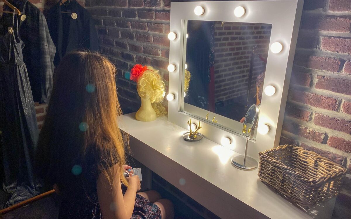 Măsuță de machiaj cu oglindă luminată și spațiu de depozitare – ce să verifici înainte de cumpărare