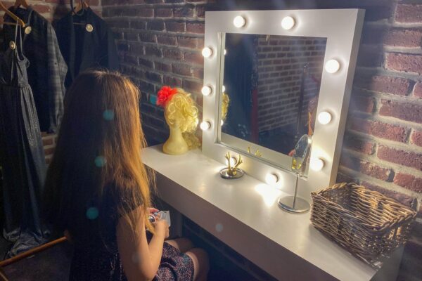 Măsuță de machiaj cu oglindă luminată și spațiu de depozitare – ce să verifici înainte de cumpărare