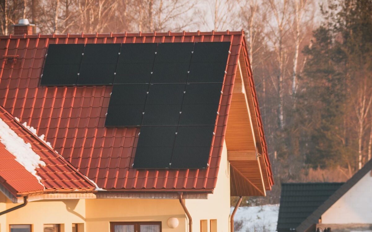 Panouri fotovoltaice cu baterie sau fără: care variantă se amortizează mai repede