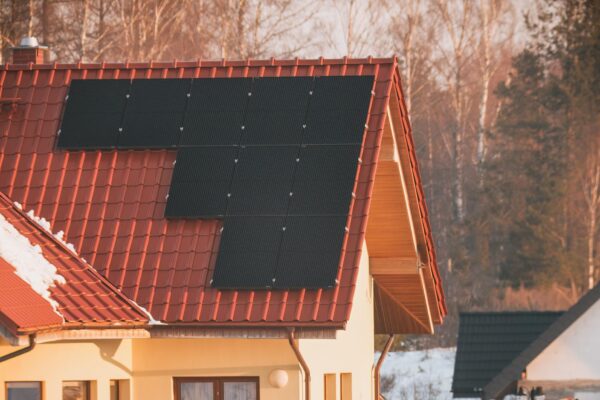 Panouri fotovoltaice cu baterie sau fără: care variantă se amortizează mai repede