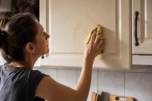 Cum îndepărtezi grăsimea de pe dulapurile din bucătărie
